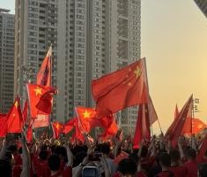 现场直击|国足球迷营造火热氛围，中国红加油！