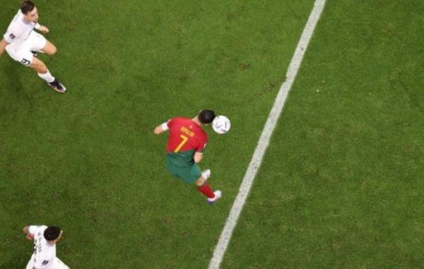 米兰体育官方入口-进球算谁的？B费无意的伟大进球！C罗最好的没顶到？