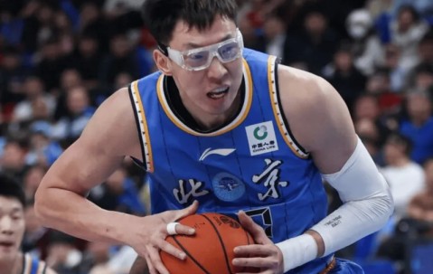 周琦第四节没有出战，全场出战18分钟得到5分9篮板1抢断2帽