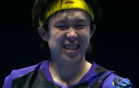 心理优势连下四五局！王楚钦3-2逆转科顿，国乒半决赛1-0领先法国